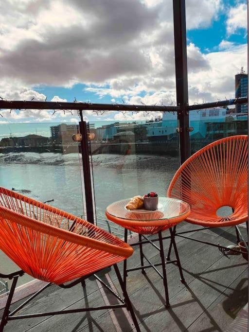Luxury 2 Bedroom Waterfront Apartment With Balcony 纽波特 外观 照片