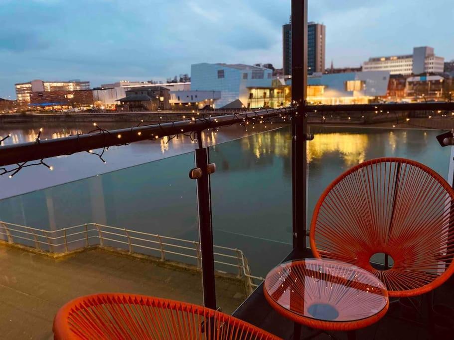 Luxury 2 Bedroom Waterfront Apartment With Balcony 纽波特 外观 照片