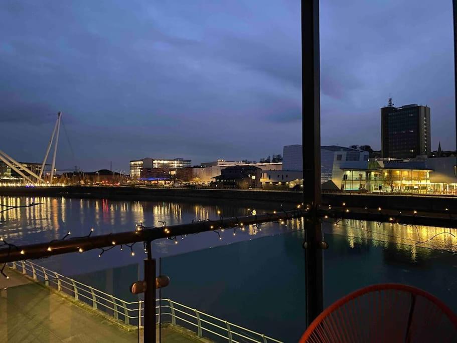 Luxury 2 Bedroom Waterfront Apartment With Balcony 纽波特 外观 照片