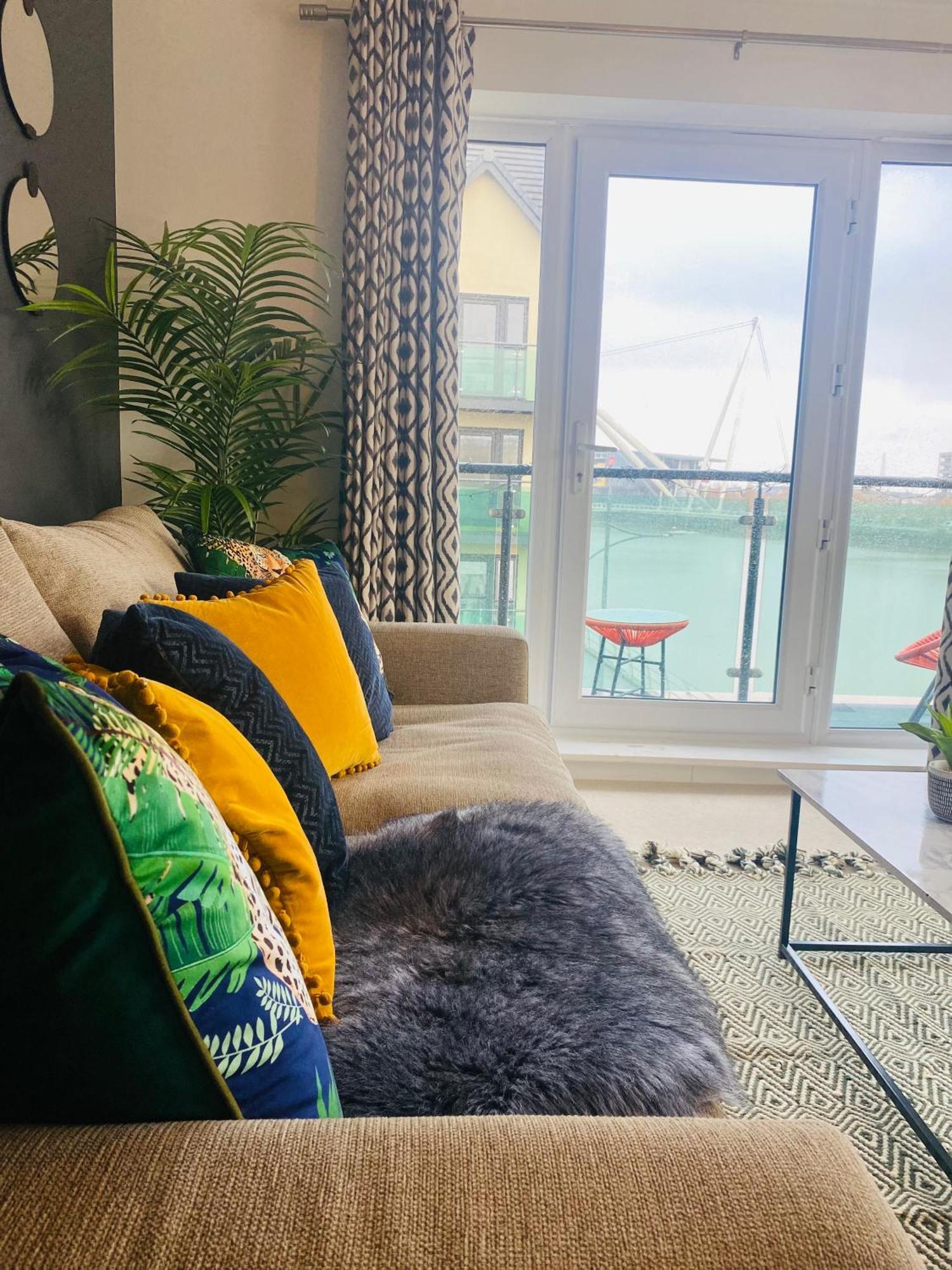 Luxury 2 Bedroom Waterfront Apartment With Balcony 纽波特 外观 照片